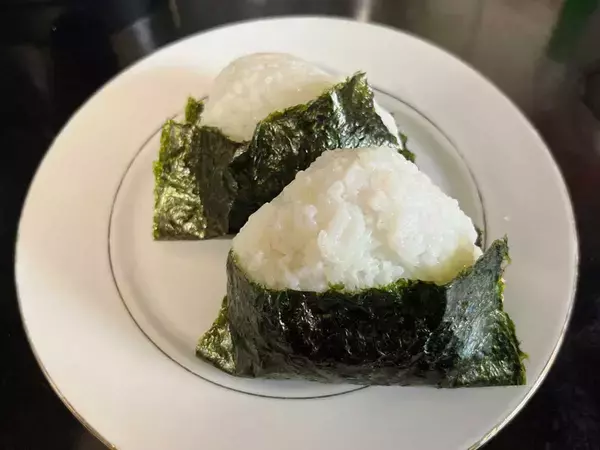 ツナマヨおにぎりが簡単に作れる！　『カラフルなツナ缶』を開けると？