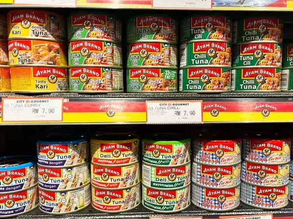 「ツナマヨおにぎりが簡単に作れる！　『カラフルなツナ缶』を開けると？」の画像