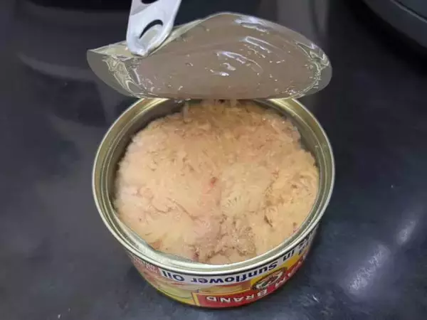 「ツナマヨおにぎりが簡単に作れる！　『カラフルなツナ缶』を開けると？」の画像