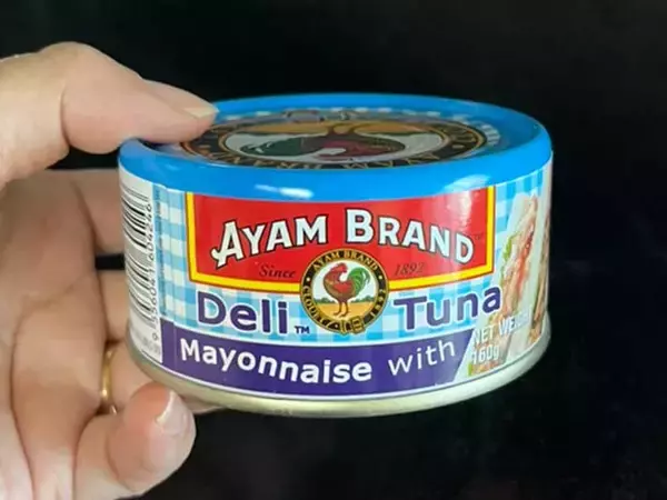 「ツナマヨおにぎりが簡単に作れる！　『カラフルなツナ缶』を開けると？」の画像