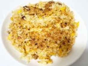 冷凍チャーハンにさけるチーズを加えて…　材料2つだけの反則級アレンジに「あっという間に完食」