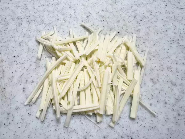 「冷凍チャーハンにさけるチーズを加えて…　材料2つだけの反則級アレンジに「あっという間に完食」」の画像