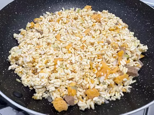 「冷凍チャーハンにさけるチーズを加えて…　材料2つだけの反則級アレンジに「あっという間に完食」」の画像