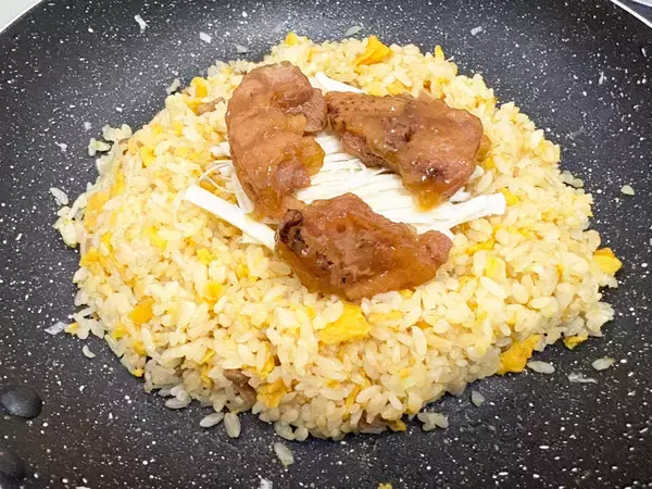 「冷凍チャーハンにさけるチーズを加えて…　材料2つだけの反則級アレンジに「あっという間に完食」」の画像
