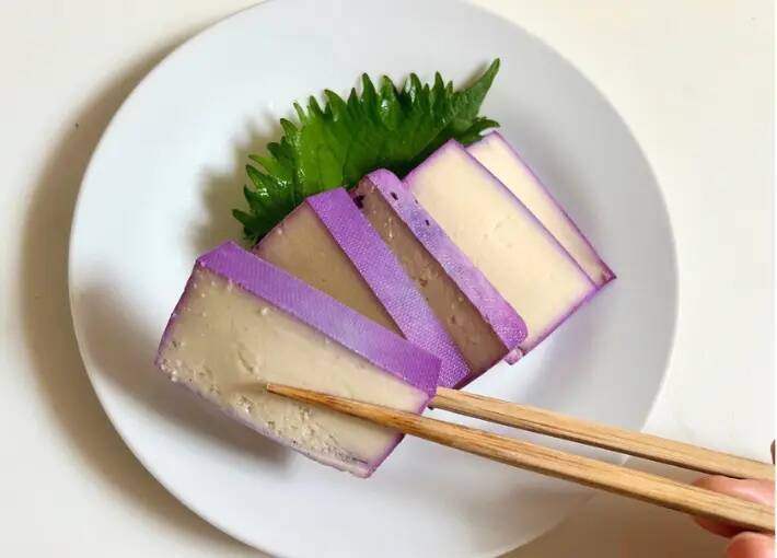 豆腐を丸ごと“紫の調味液”に漬けたら？　まさかのビジュアルに【簡単レシピ】