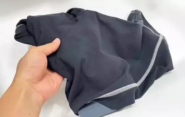 「夏に着た水着、掃除機で吸ってみて！　スポーツメーカーに聞いた『3つの手順』を試した結果」の画像