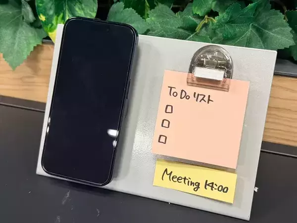 「ダイソーの『L字』メモスタンド　デスク整理がはかどる便利アイテム」の画像