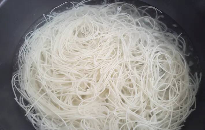 めんつゆだけで食べない！　そうめんの温かい食べ方に「10分でできた」「これ箸が進む！」