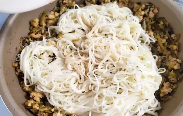 「めんつゆだけで食べない！　そうめんの温かい食べ方に「10分でできた」「これ箸が進む！」」の画像