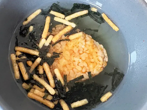 冷凍の焼きおにぎりに『1袋』かけるだけ　5分で作る朝食に「子供が3杯おかわり」