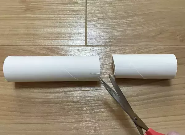 「キッチンペーパーの芯、捨てないで！　隙間掃除に大活躍の裏ワザに「ホコリが拭き取れた」」の画像