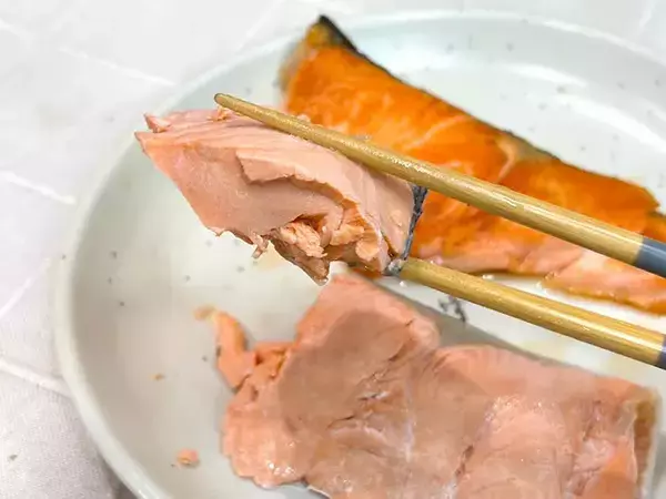「鮭は焼きません！　意外な調理法に「ほどけるように柔らかい」」の画像
