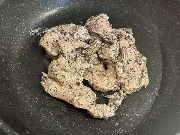 「むね肉と『ゆかり』を袋に入れて…？　短時間で作れる簡単おかずに「リピ確」」の画像