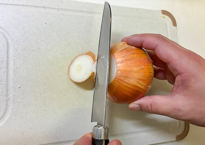「少しつながった状態で根元を切って…」　プロ直伝！タマネギの皮を簡単に剥く方法