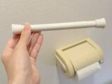 「つっぱり棒を1本吊るすだけ！　トイレットペーパーホルダーの改善方法に「本当に助かった」」の画像1