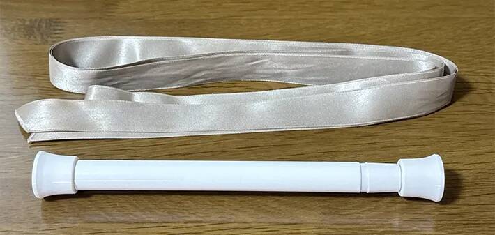 つっぱり棒を1本吊るすだけ！　トイレットペーパーホルダーの改善方法に「本当に助かった」