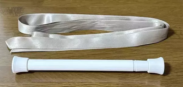 「つっぱり棒を1本吊るすだけ！　トイレットペーパーホルダーの改善方法に「本当に助かった」」の画像