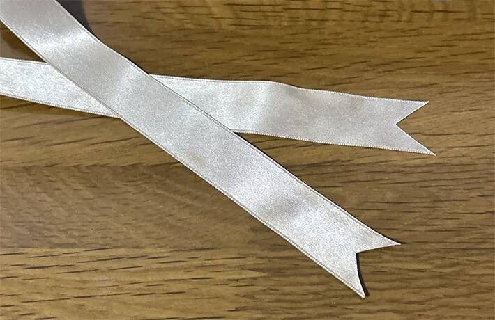 つっぱり棒を1本吊るすだけ！　トイレットペーパーホルダーの改善方法に「本当に助かった」
