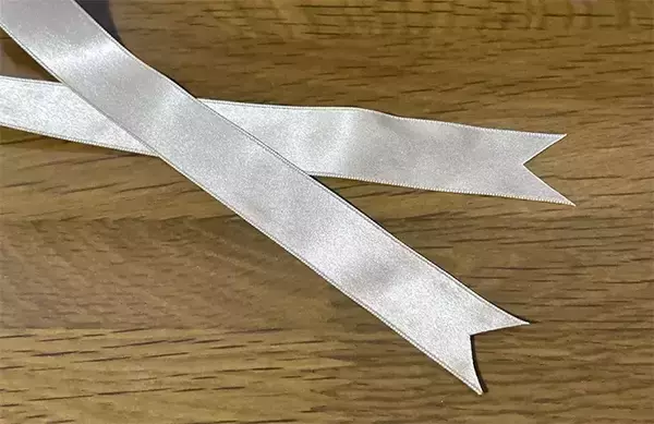 「つっぱり棒を1本吊るすだけ！　トイレットペーパーホルダーの改善方法に「本当に助かった」」の画像