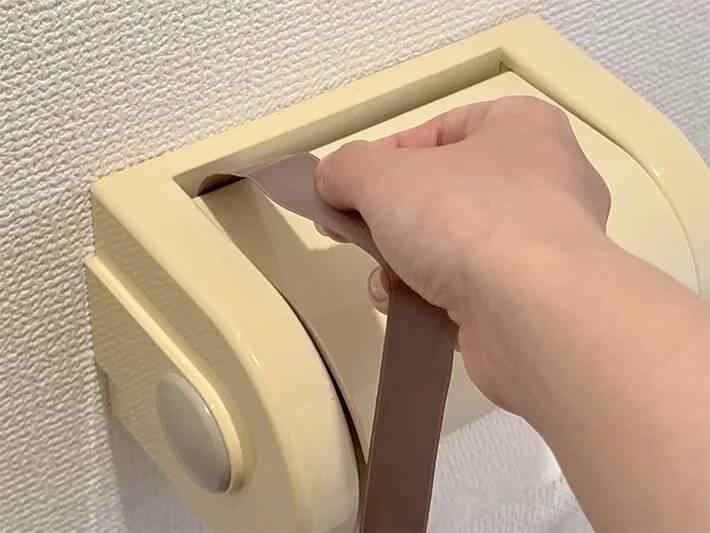 つっぱり棒を1本吊るすだけ！　トイレットペーパーホルダーの改善方法に「本当に助かった」