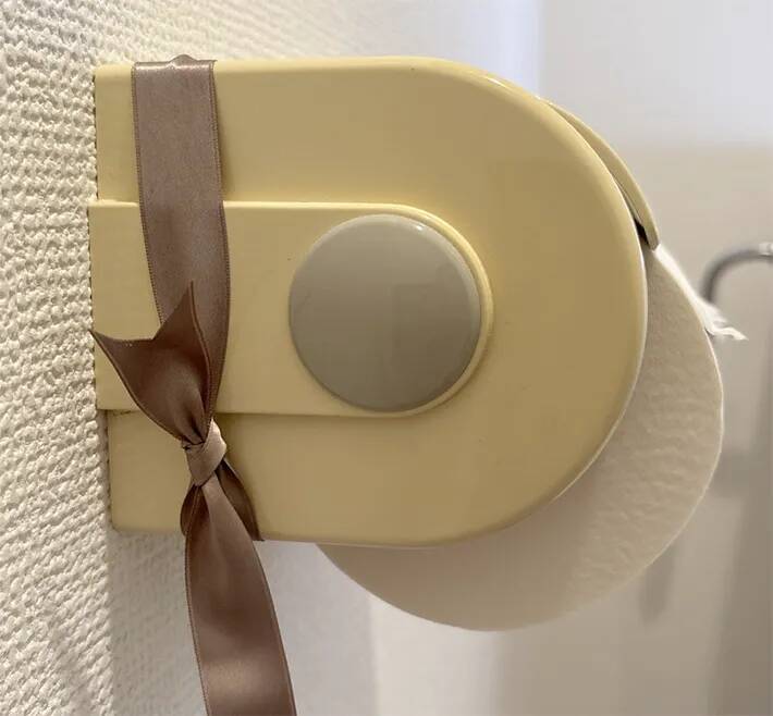 つっぱり棒を1本吊るすだけ！　トイレットペーパーホルダーの改善方法に「本当に助かった」