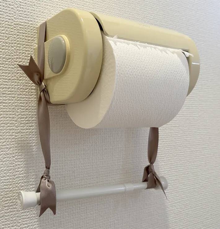 つっぱり棒を1本吊るすだけ！　トイレットペーパーホルダーの改善方法に「本当に助かった」
