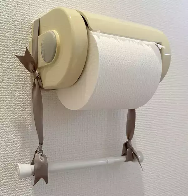 「つっぱり棒を1本吊るすだけ！　トイレットペーパーホルダーの改善方法に「本当に助かった」」の画像