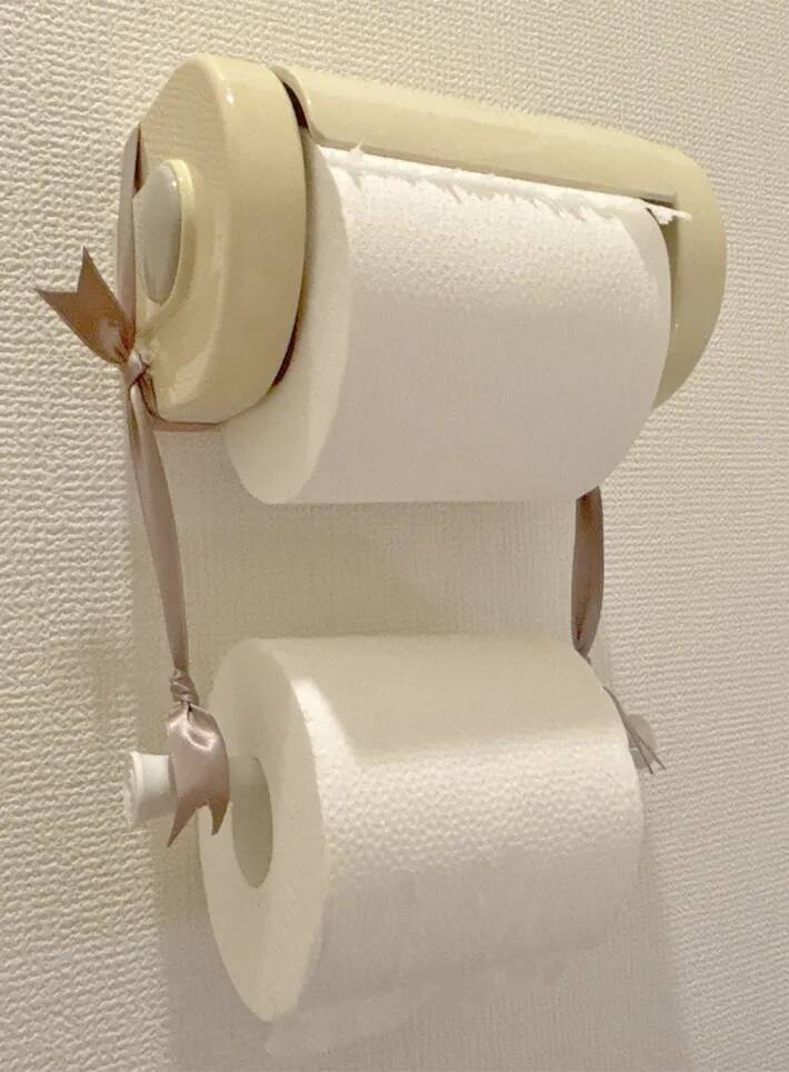 つっぱり棒を1本吊るすだけ！　トイレットペーパーホルダーの改善方法に「本当に助かった」