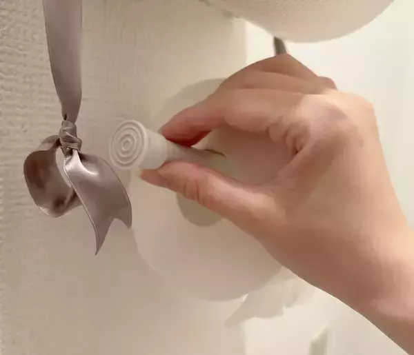 「つっぱり棒を1本吊るすだけ！　トイレットペーパーホルダーの改善方法に「本当に助かった」」の画像
