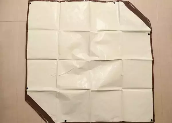 「ダイソーで買った『バッグになるシート』が便利　使い方は？「サッと持ち運べる」」の画像