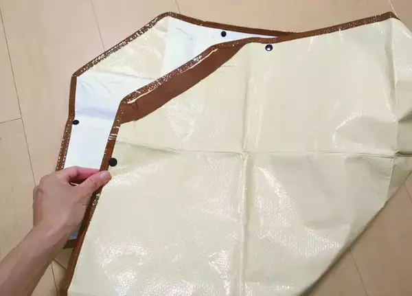 「ダイソーで買った『バッグになるシート』が便利　使い方は？「サッと持ち運べる」」の画像