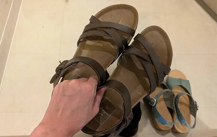 夏のサンダル、丸洗いして大丈夫？　素材別の洗い方を靴のプロに聞いた