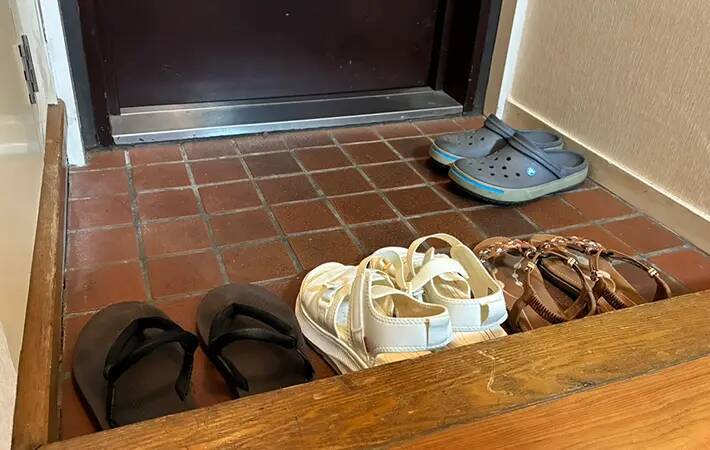 夏のサンダル、丸洗いして大丈夫？　素材別の洗い方を靴のプロに聞いた
