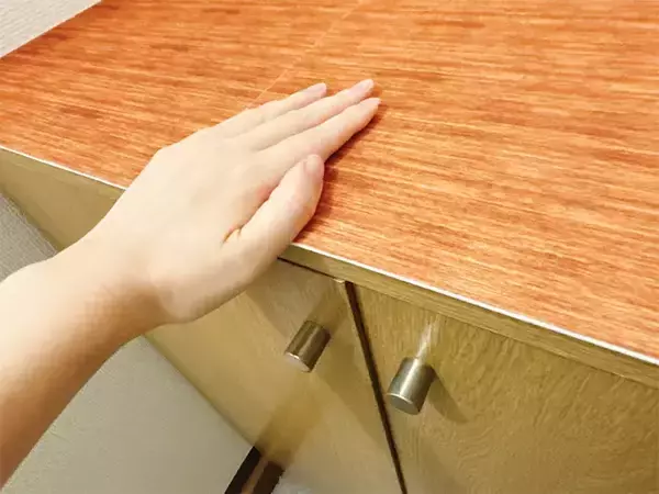 「下駄箱に傷が！『吸着マット』を貼る裏ワザで保護したら「最適解だった」」の画像