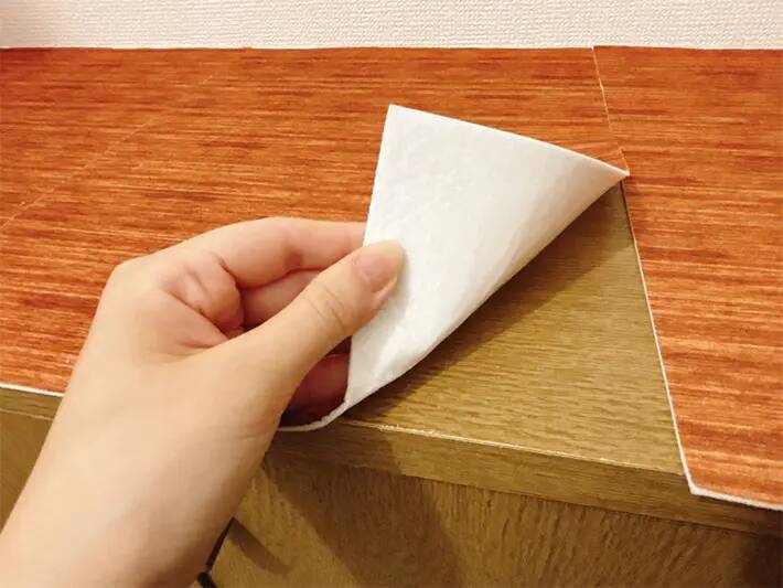 下駄箱に傷が！『吸着マット』を貼る裏ワザで保護したら「最適解だった」