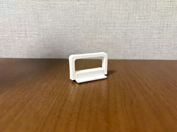ダイソーの『取手』にS字フックをかけると？　下駄箱に貼ったら便利な収納アイテムに！