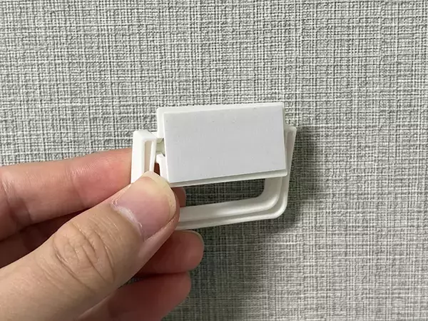 「ダイソーの『取手』にS字フックをかけると？　下駄箱に貼ったら便利な収納アイテムに！」の画像