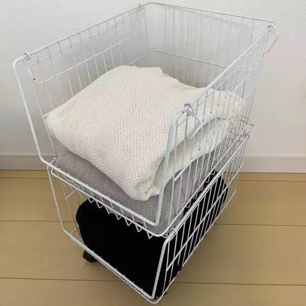 「「５分で収納ラック」　ワイヤーかごの使い方に「これは助かる」「もっと早く知りたかった」」の画像