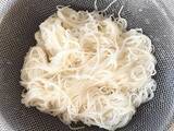 「そうめんの『温かい食べ方』に夫と息子から大好評　オリーブオイルで炒めて？」の画像1
