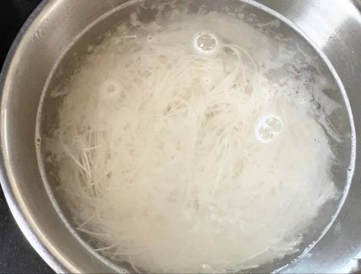 そうめんの『温かい食べ方』に夫と息子から大好評　オリーブオイルで炒めて？