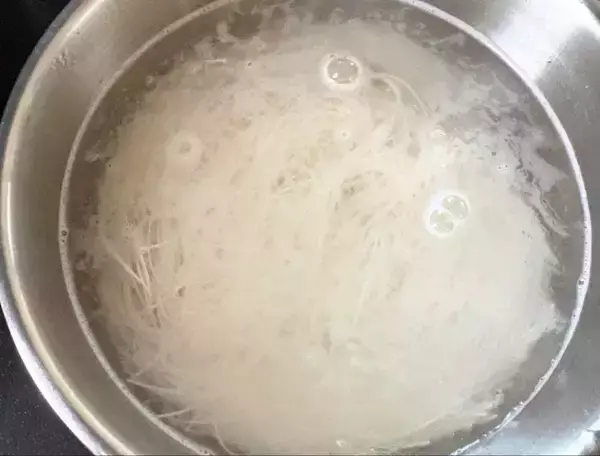 「そうめんの『温かい食べ方』に夫と息子から大好評　オリーブオイルで炒めて？」の画像