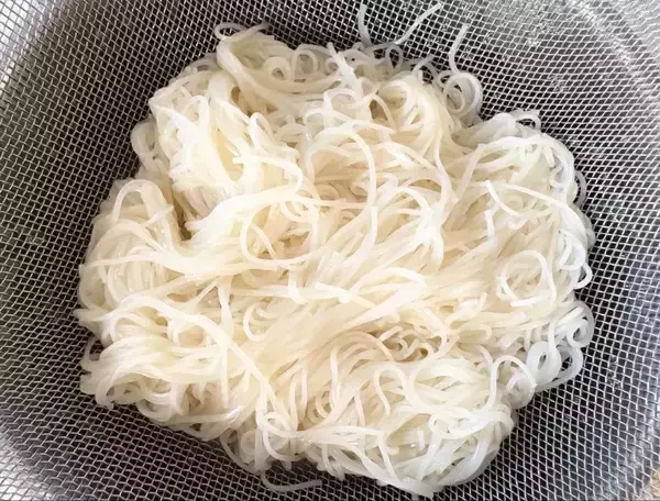 「そうめんの『温かい食べ方』に夫と息子から大好評　オリーブオイルで炒めて？」の画像