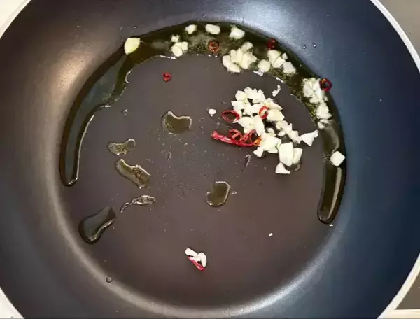 「そうめんの『温かい食べ方』に夫と息子から大好評　オリーブオイルで炒めて？」の画像