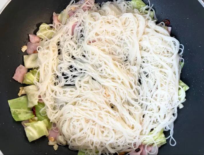 そうめんの『温かい食べ方』に夫と息子から大好評　オリーブオイルで炒めて？
