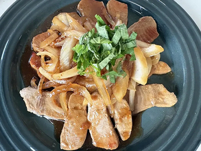 大さじ3杯入れてみて！　青じそをのせた『カツオのしょうが焼き』がご飯に合う
