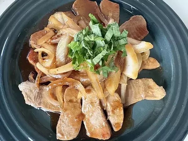 大さじ3杯入れてみて！　青じそをのせた『カツオのしょうが焼き』がご飯に合う