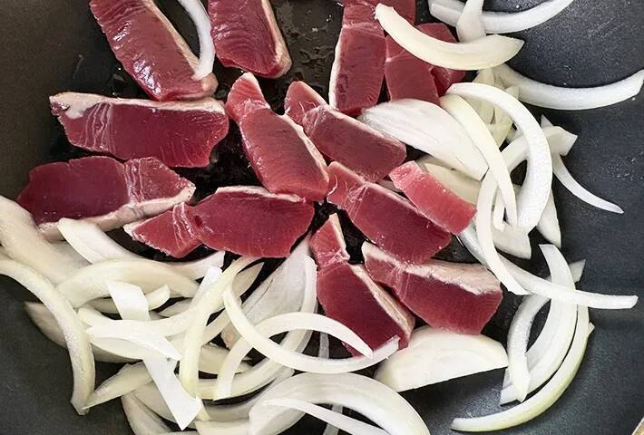 大さじ3杯入れてみて！　青じそをのせた『カツオのしょうが焼き』がご飯に合う