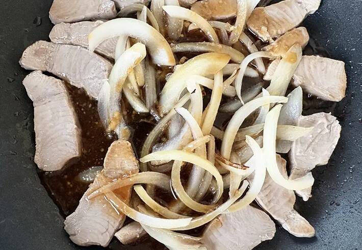 大さじ3杯入れてみて！　青じそをのせた『カツオのしょうが焼き』がご飯に合う