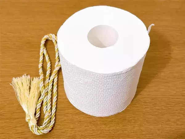 「0円で完成！　家にある『余った紐』でトイレットペーパーホルダーを2連化する裏技」の画像