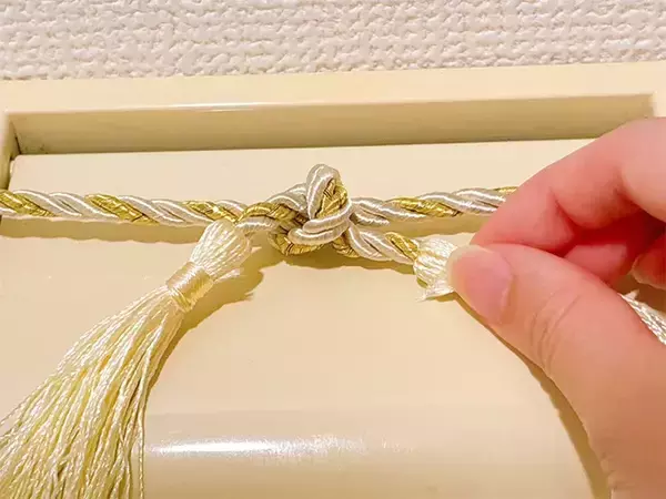「0円で完成！　家にある『余った紐』でトイレットペーパーホルダーを2連化する裏技」の画像